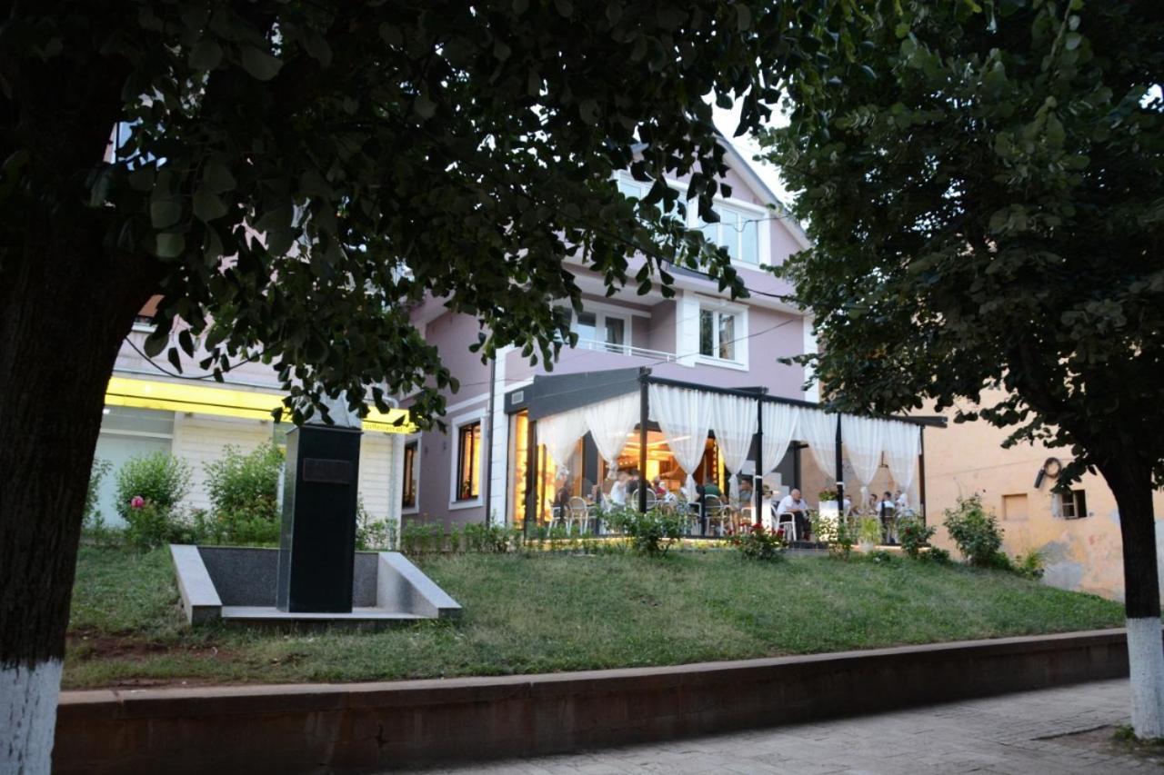 Royal Hotel Peshkopi Albania Esterno foto